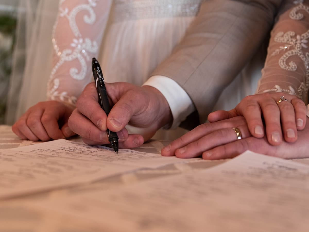Pareja firmando el acta de matrimonio