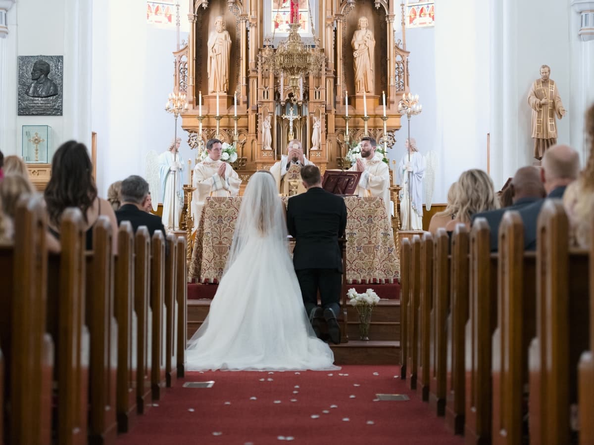 Pareja en el altar durante su ceremonia religiosa