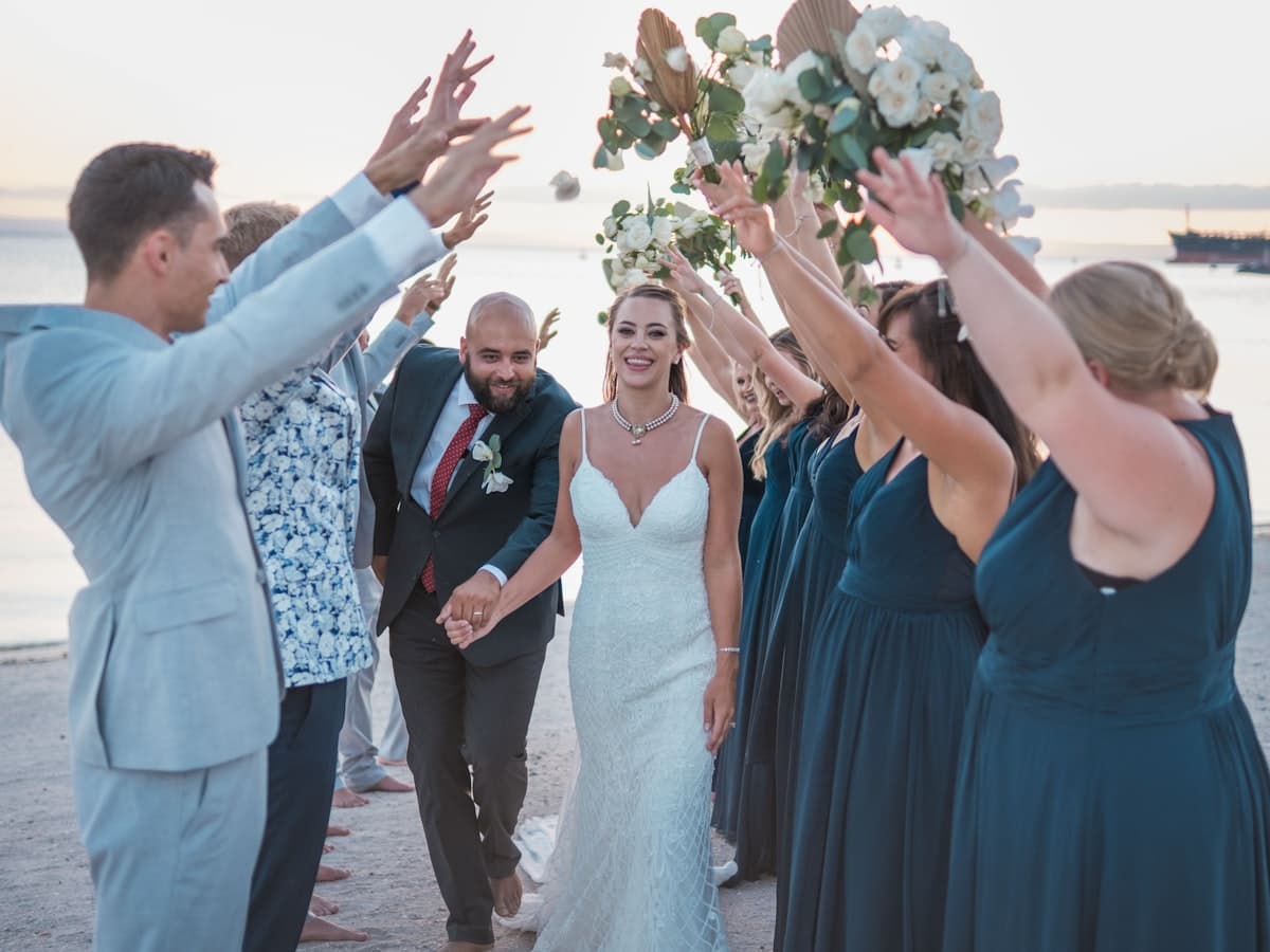 Pareja de recién casados celebrando en una playa